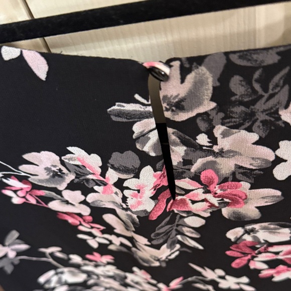 White House Black Market Floral Sleeveless Blouse size medium. - Picture 3 of 4